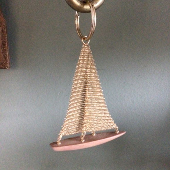 Metal and teak sailboat keychain - Picture 3 of 5